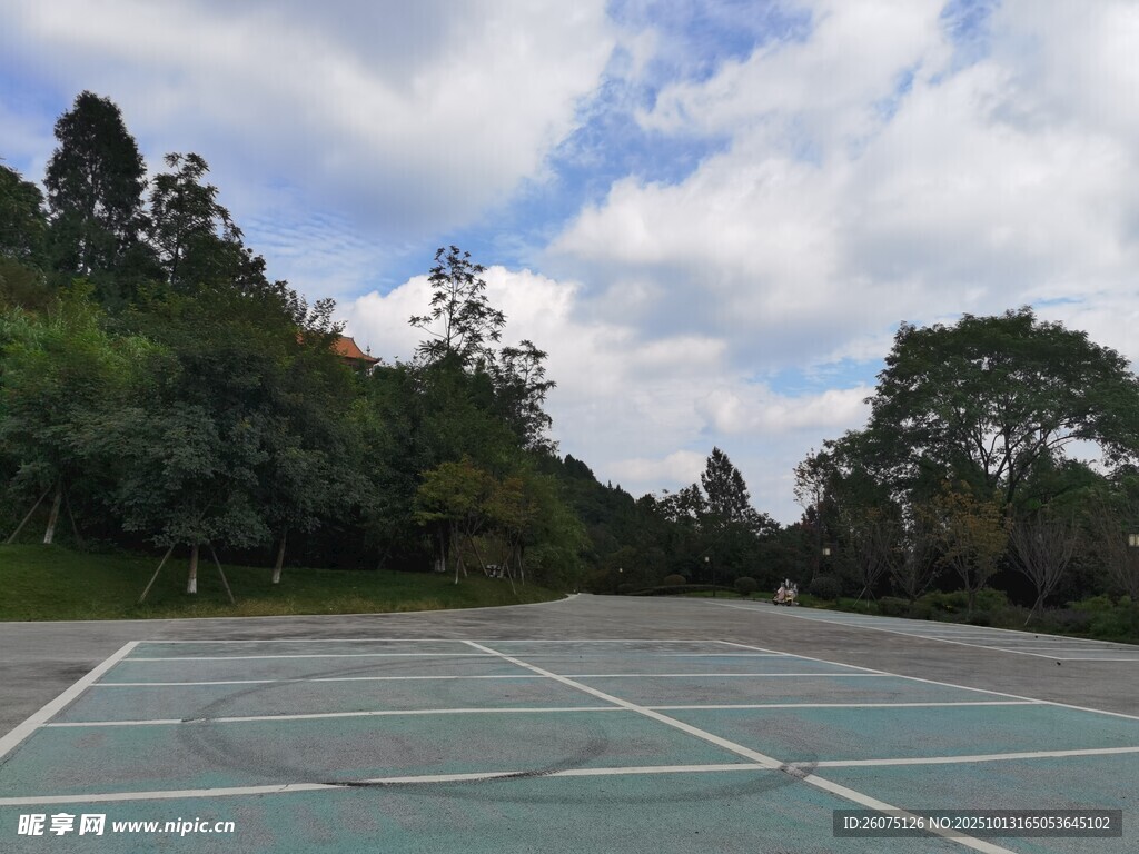 户外空旷网球场风景