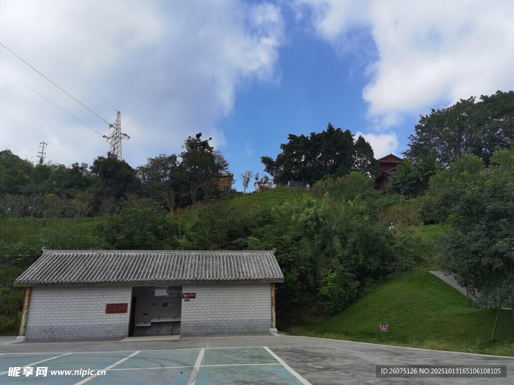 山坡下的小屋与开阔场地