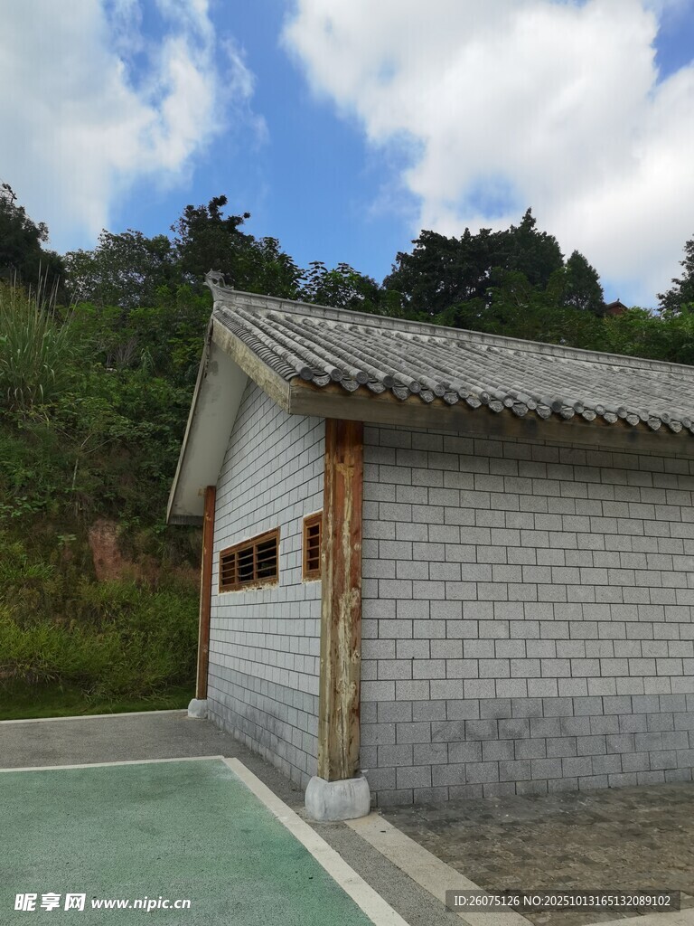 乡村小屋宁静田园景致
