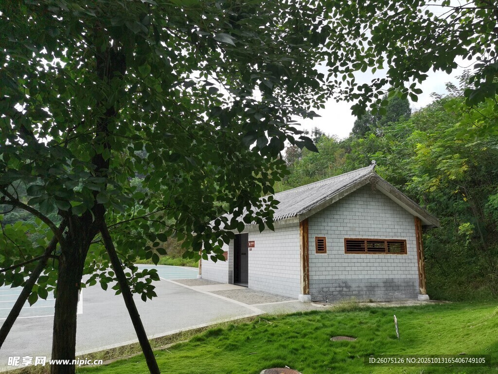 山林旁的简约小屋
