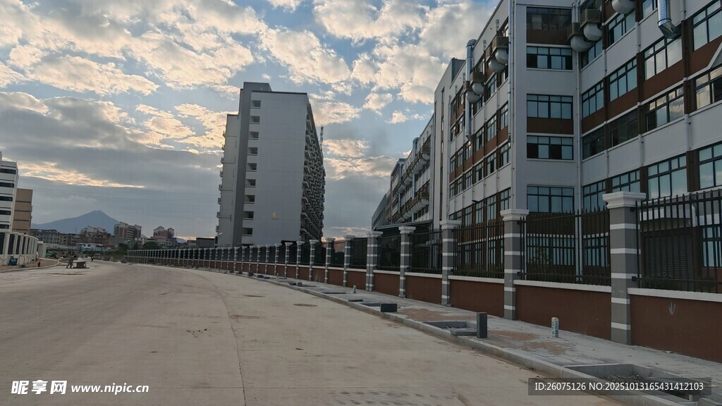 城市空旷街道与林立建筑