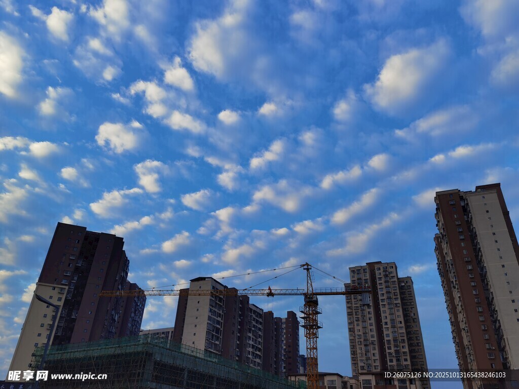 城市上空的蓝天与高楼