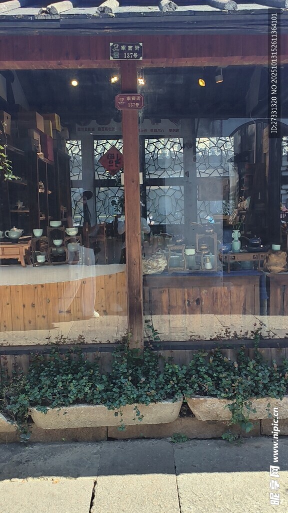 街边温馨复古风咖啡店