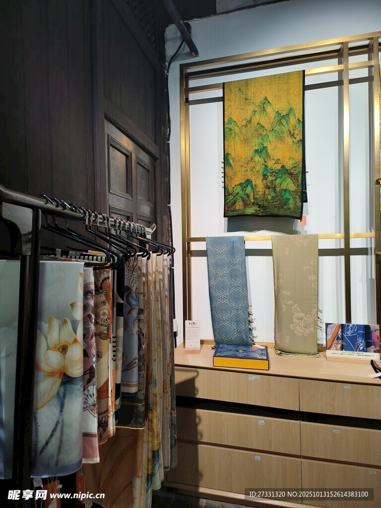 时尚服装店内部陈列展示