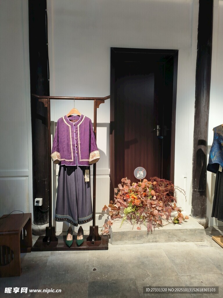 时尚服饰店内景陈列展示