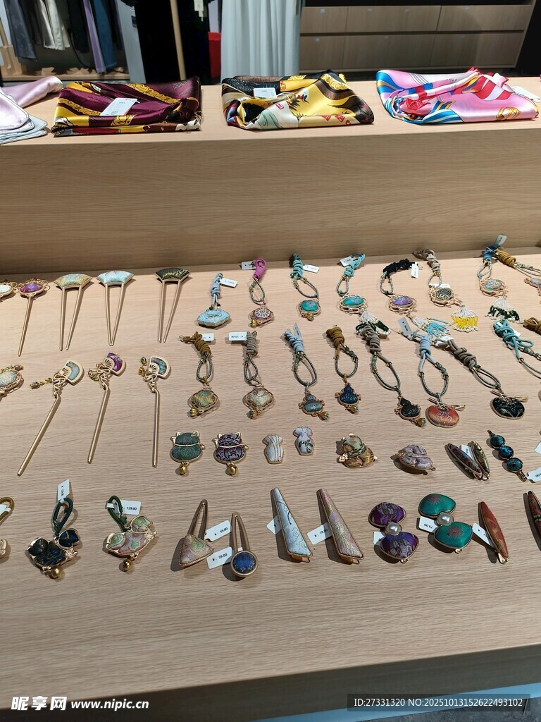 多样精美首饰陈列展示