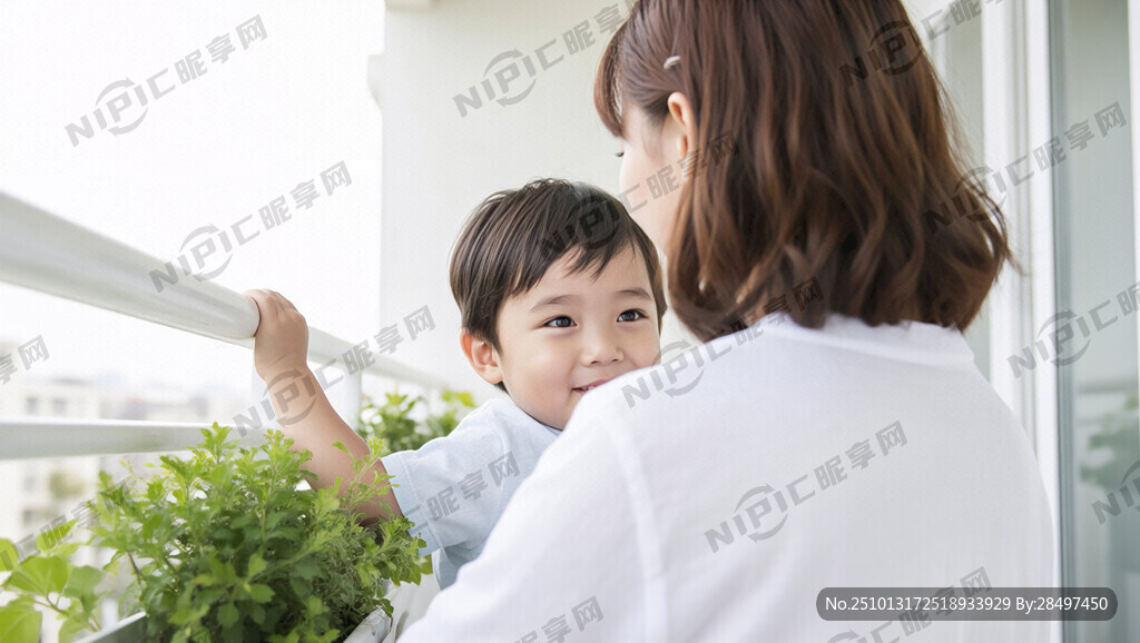阳台上目送小孩上学