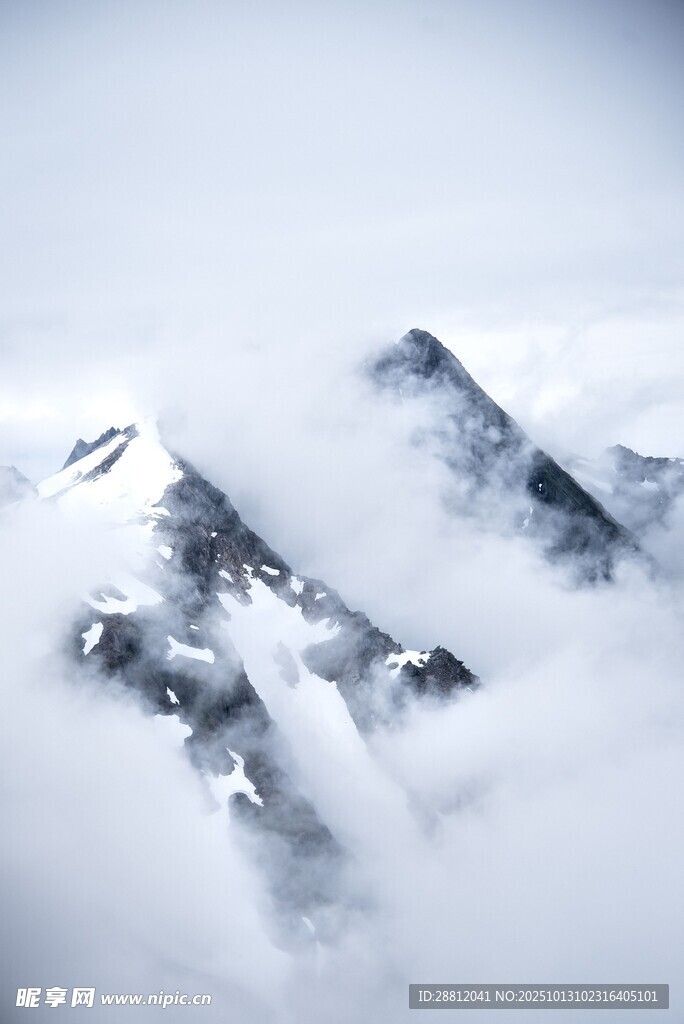 云雾缭绕的壮丽雪山