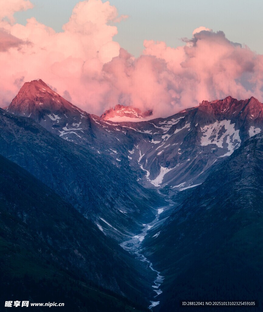 壮丽山景映绚烂霞光