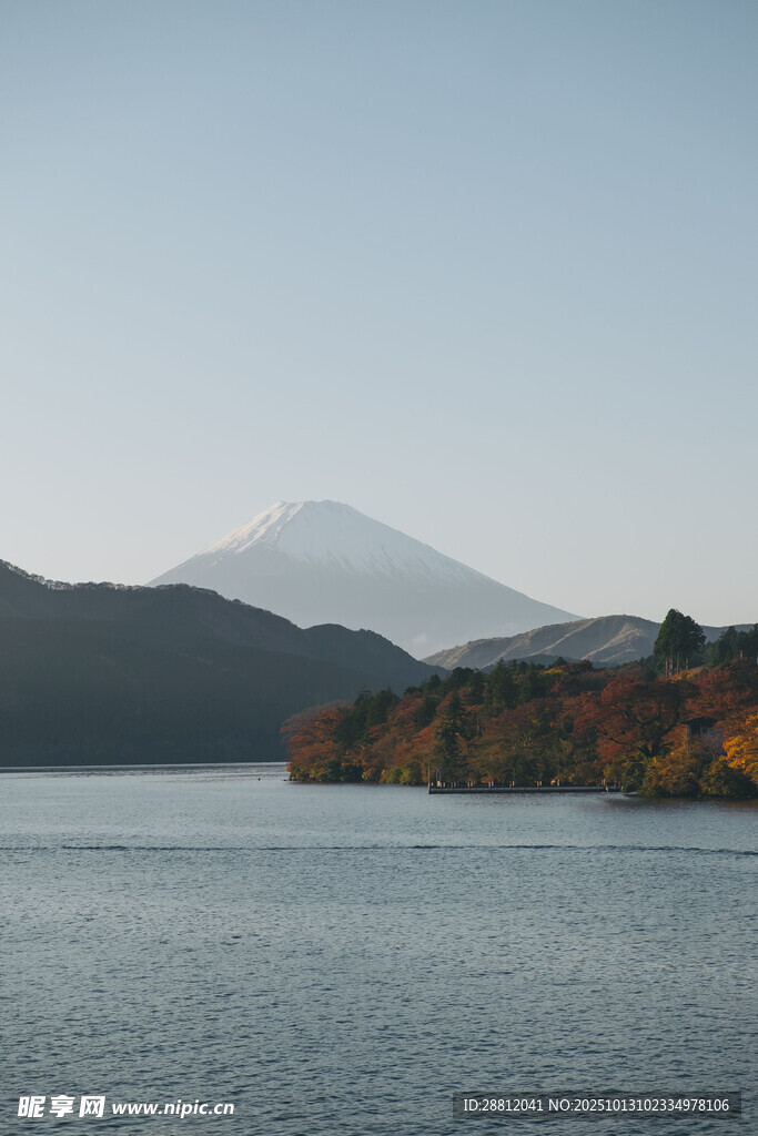 湖畔远眺富士山美景