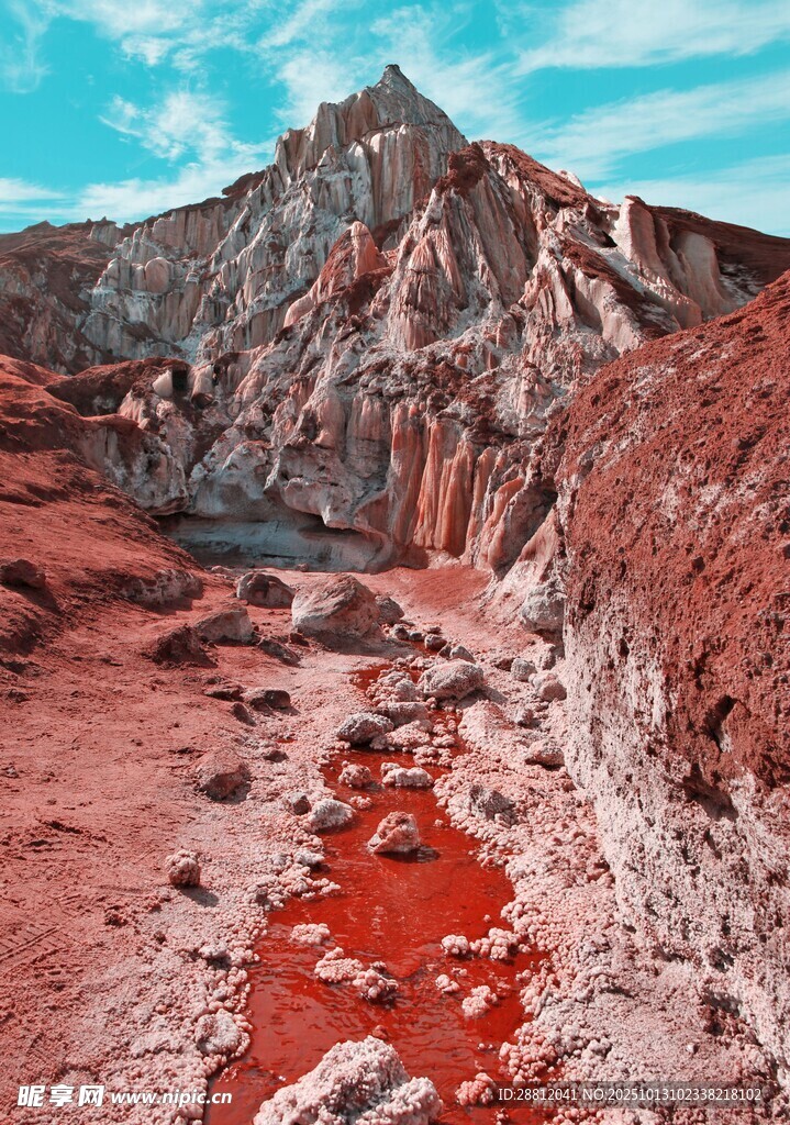 红色峡谷中的壮丽地貌景观