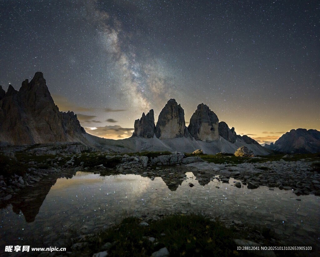 星空下的壮丽山峰湖泊
