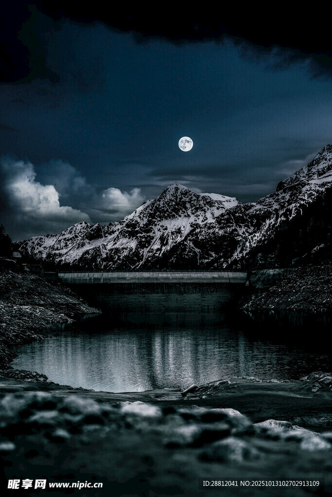 月夜下的静谧山水湖景