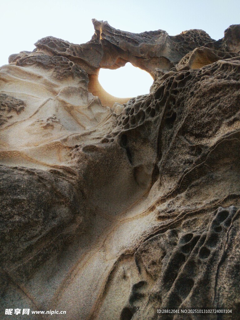 岩石奇观中的天然孔洞