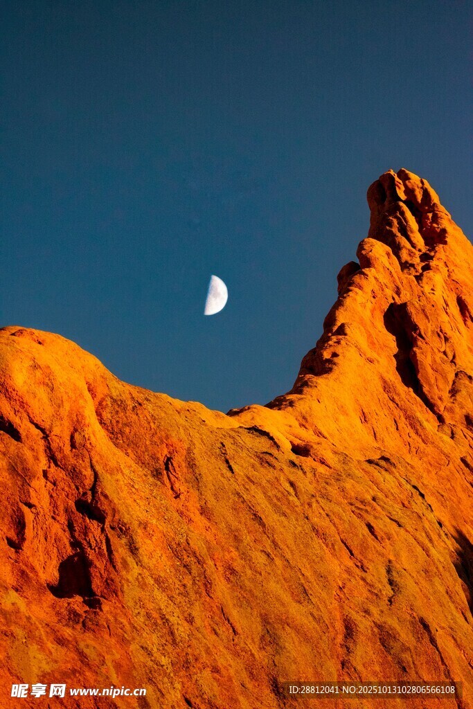 夕阳下的山峰与天边弯月