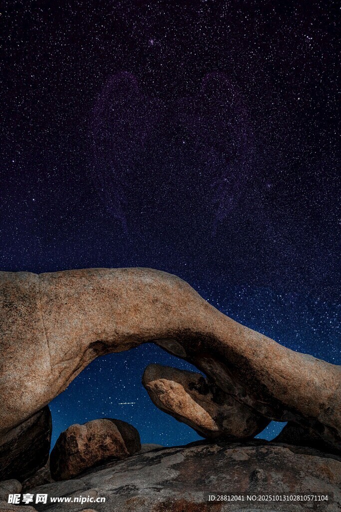星空下的奇特拱形岩石