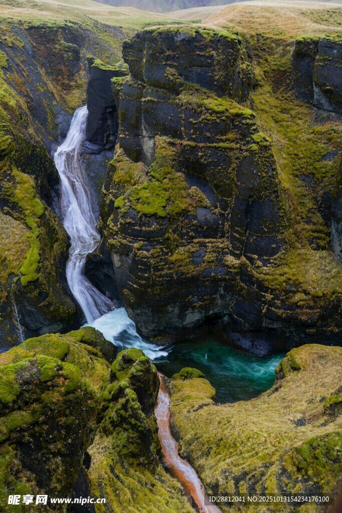 冰岛壮丽峡谷瀑布景观
