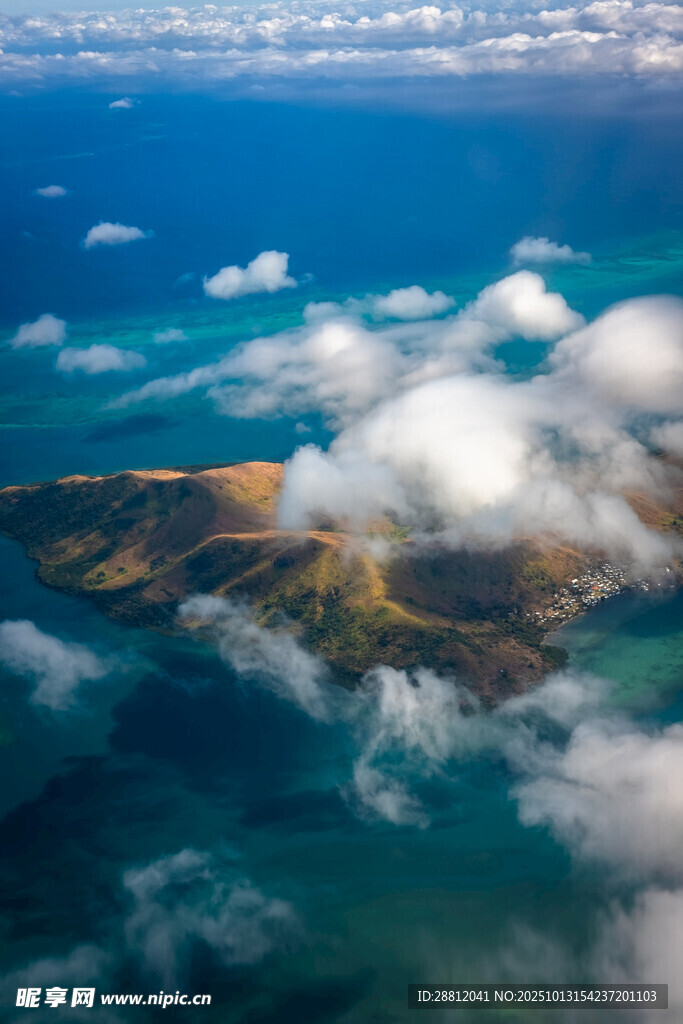 俯瞰海上岛屿与云海景观