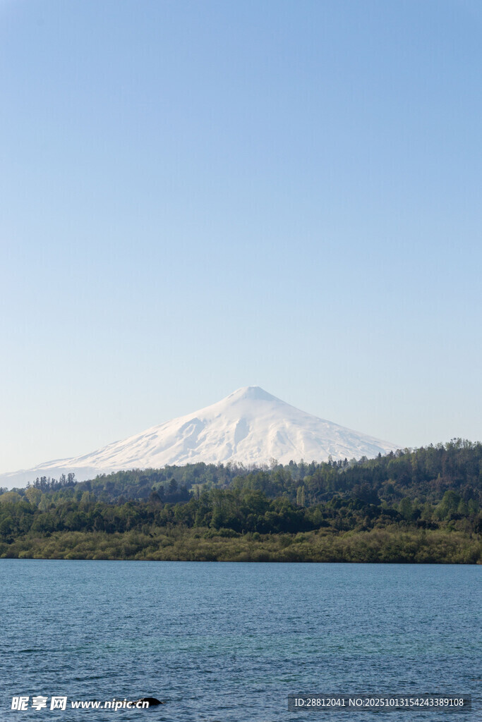 湖畔雪山美景