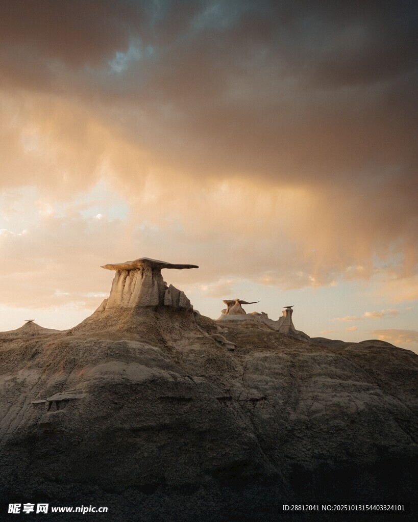黄昏下的独特地貌景观