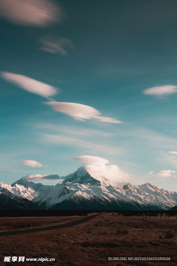 雪山蓝天美景