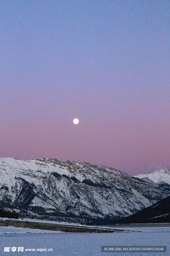 雪覆山峦间的皎洁明月