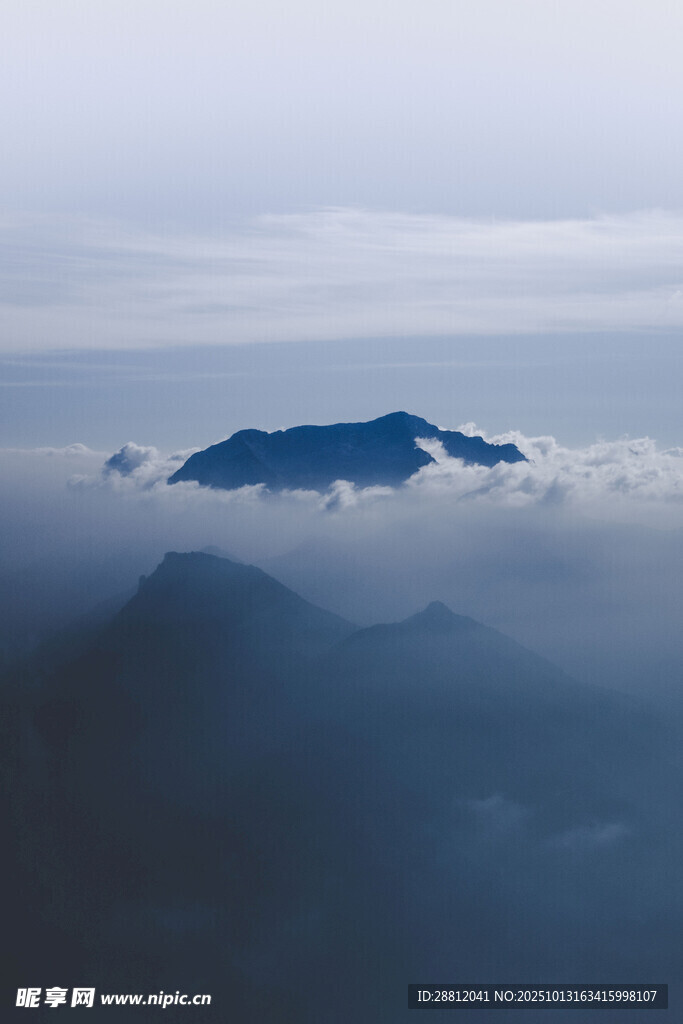 云海中的孤峰