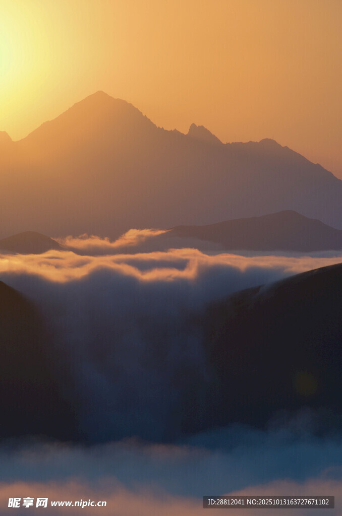 日出云海间的壮美山景