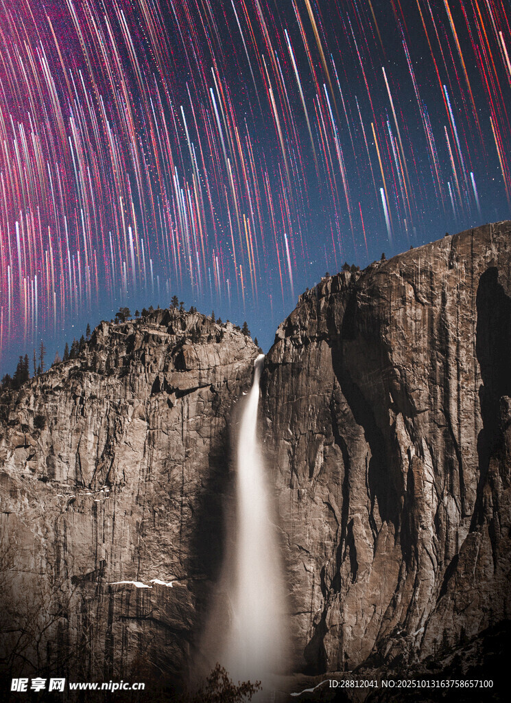 星空下的瀑布与巍峨山峦
