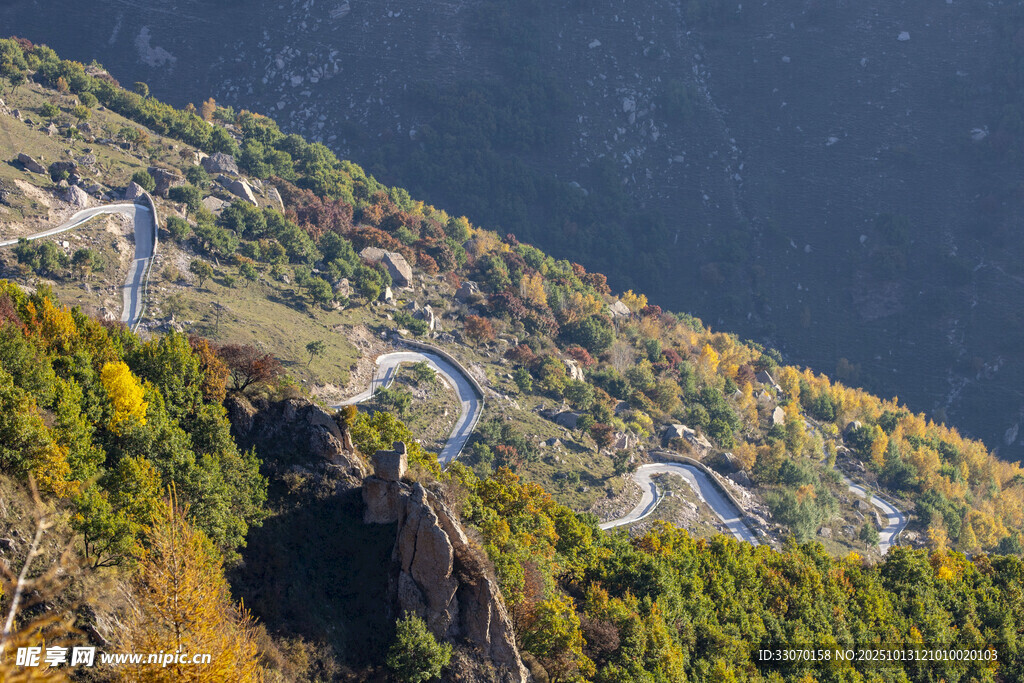 晚秋盘山路