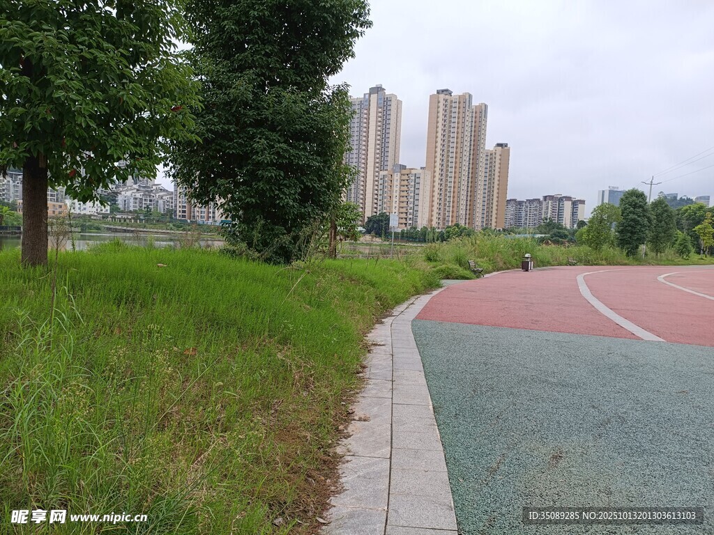 城市公园中的多彩步道