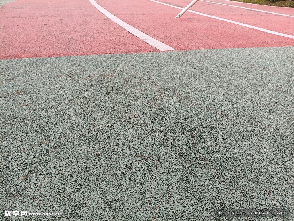 红色跑道与灰色地面特写
