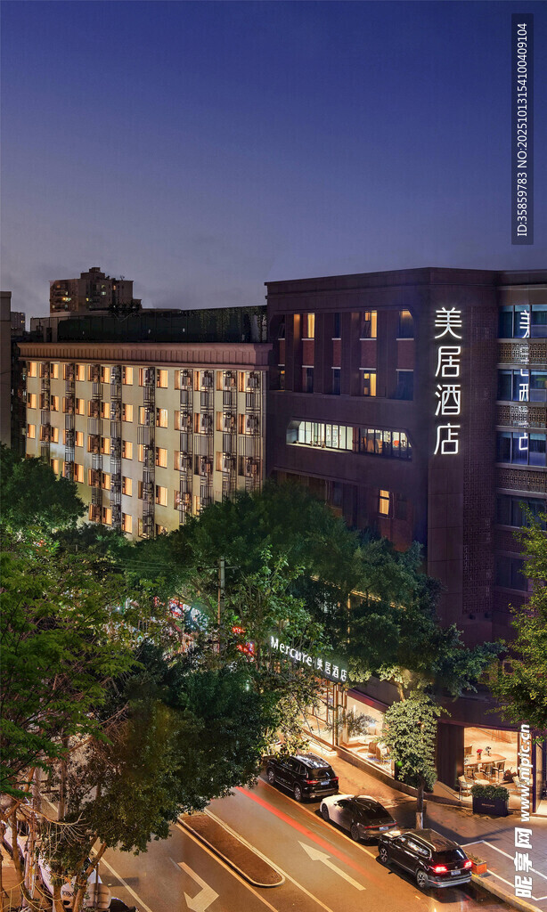 城市夜景中的建筑与绿植