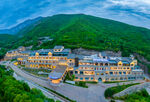 山间繁华建筑群俯瞰图