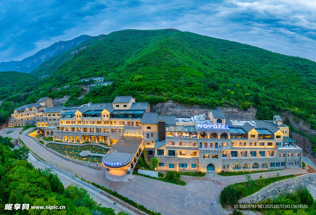 山间繁华建筑群俯瞰图