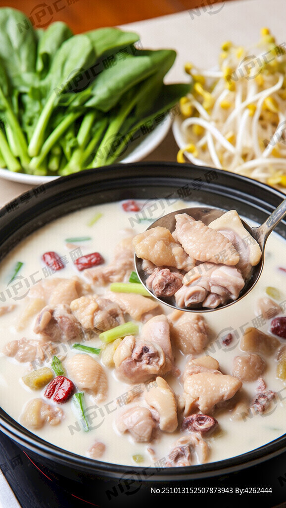 豆浆煮鸡肉火锅搭配蔬菜