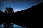 静谧山间星空倒映湖面