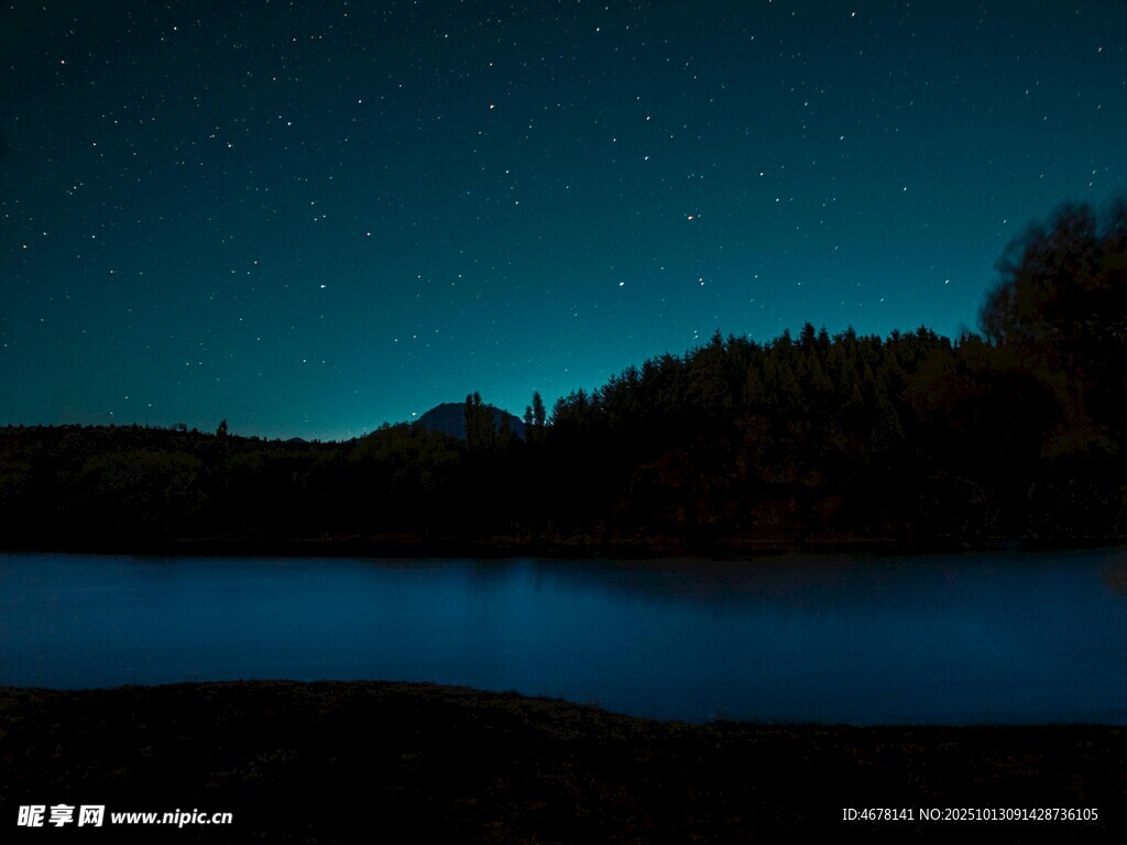 静谧湖畔夜色美景