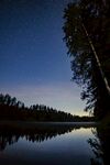 静谧湖畔的璀璨夜空