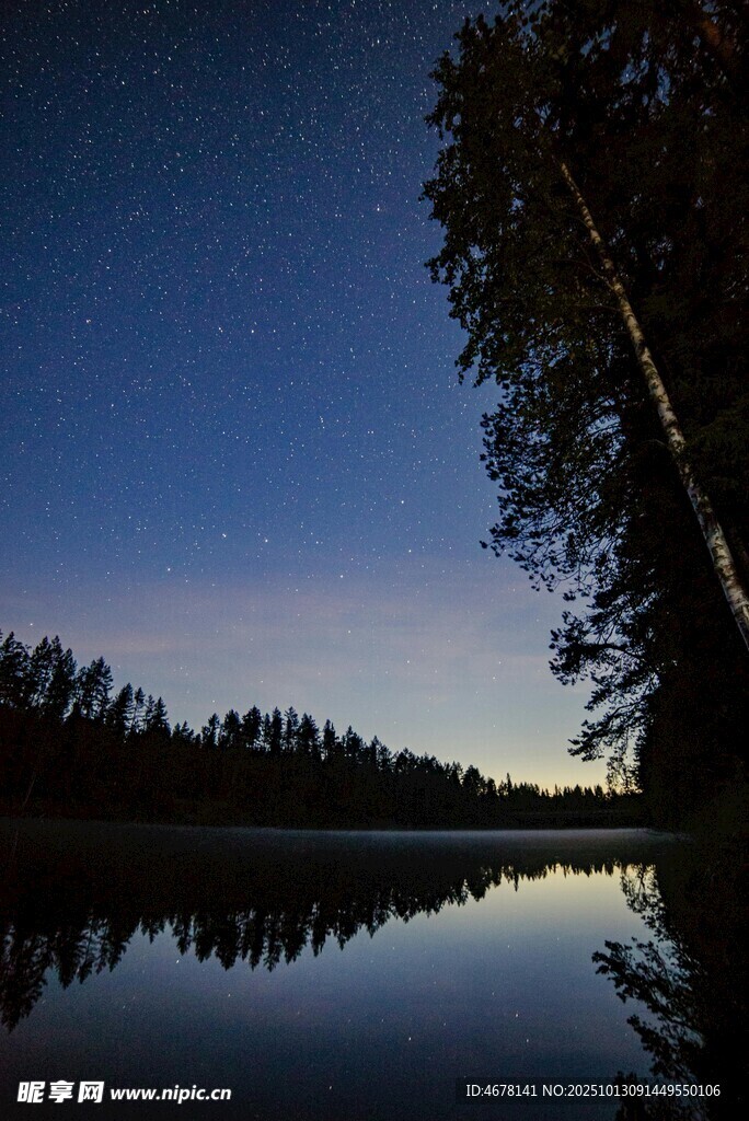 静谧湖畔的璀璨夜空