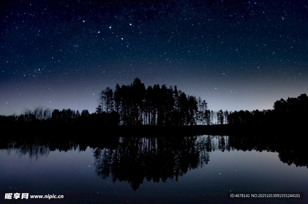静谧湖畔星空夜景倒影