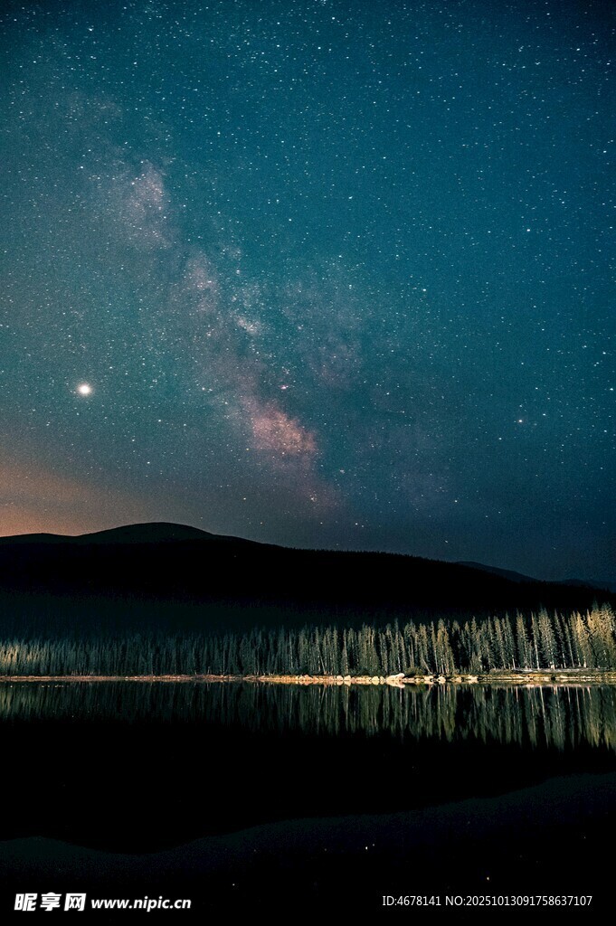 湖畔星空夜景梦幻迷人
