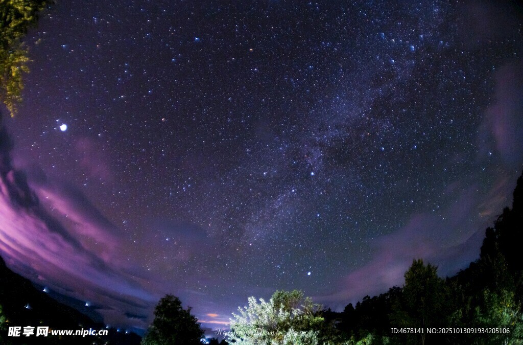 梦幻夜空下的璀璨星河