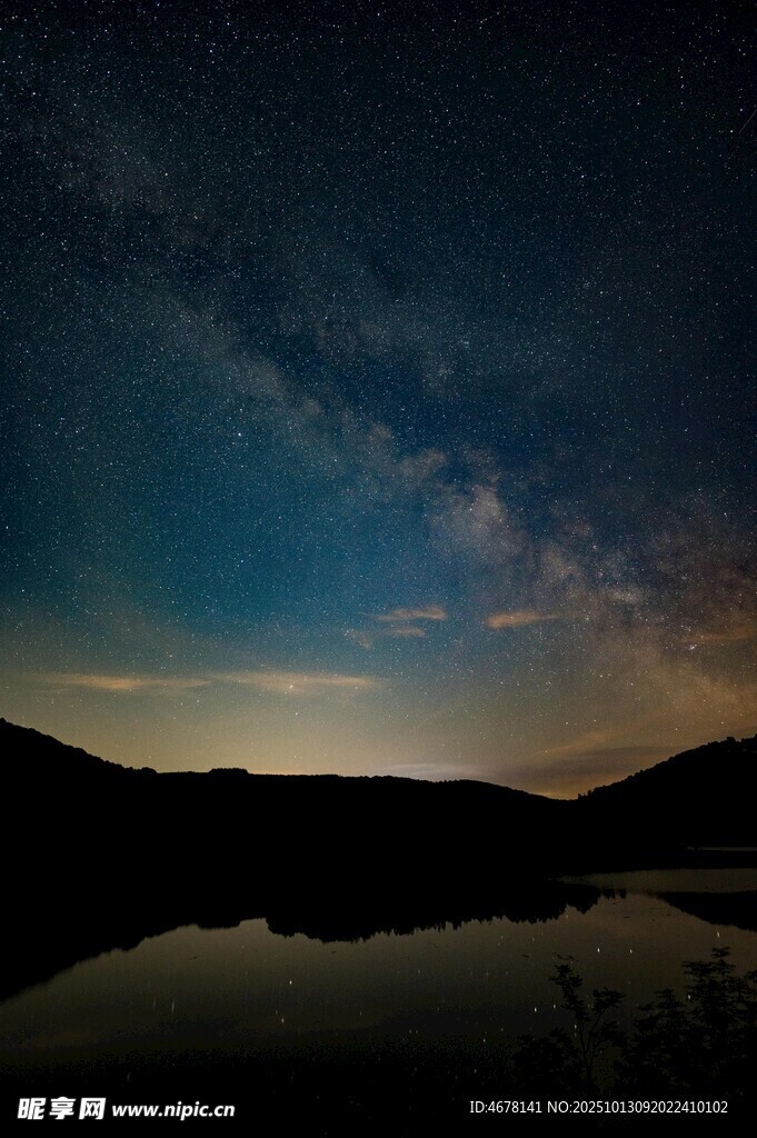 湖畔星空夜景倒影之美