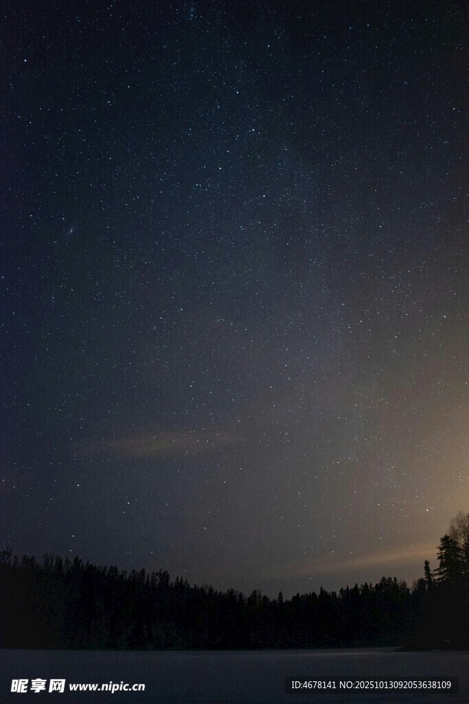 夜幕下的星空与朦胧远景