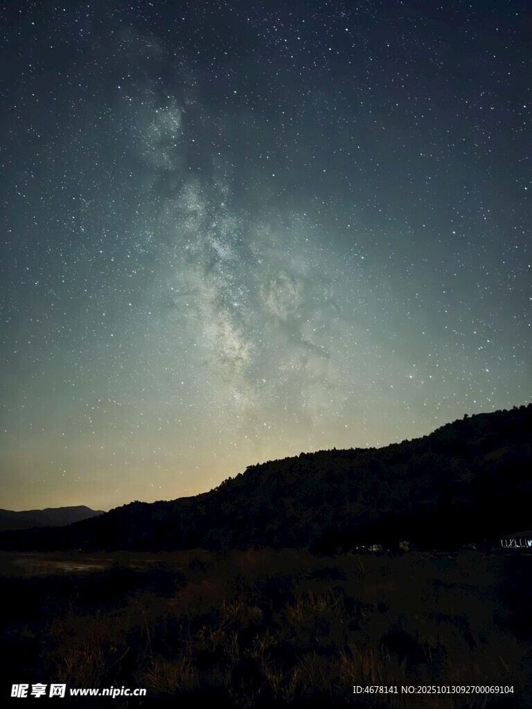 夜空下的山峦与璀璨星河