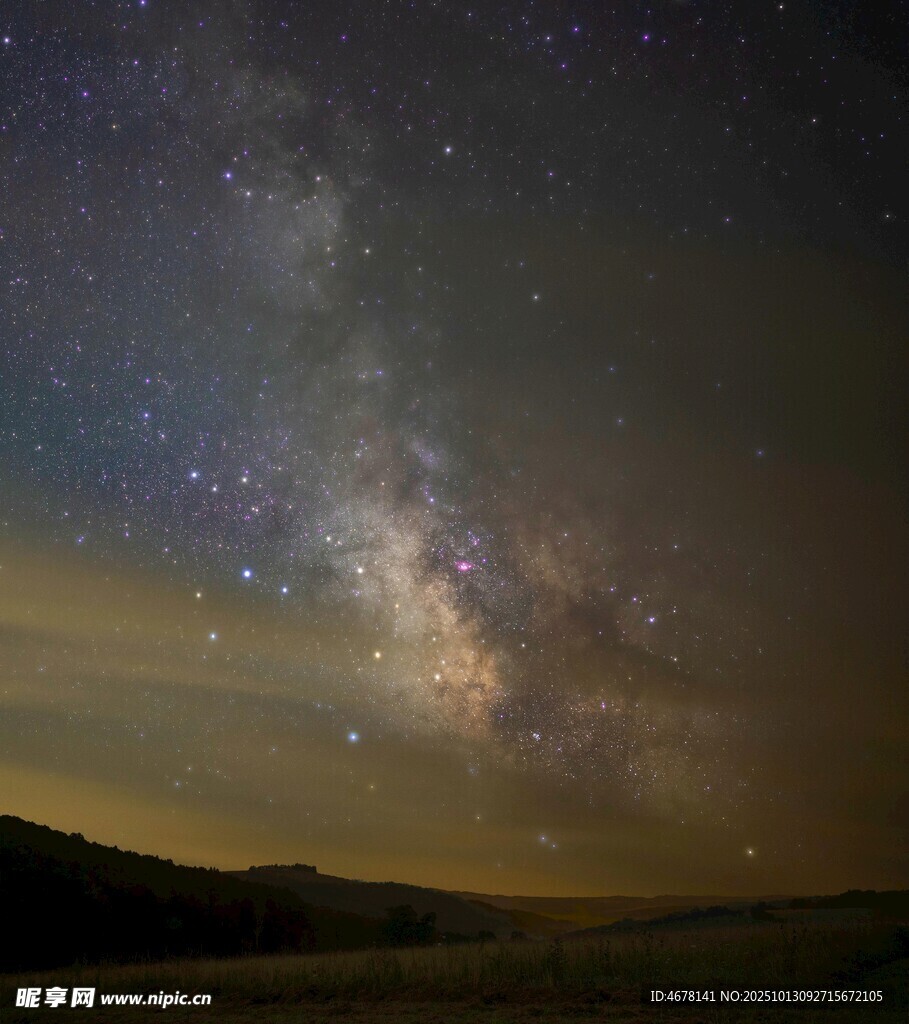 璀璨星空下的静谧原野