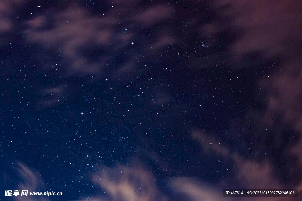 夜空繁星与云朵