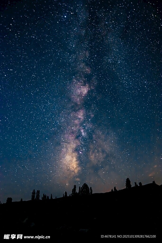 璀璨星空下的静谧山林