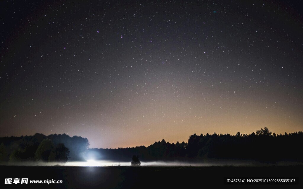 夜幕下的湖岸与星空